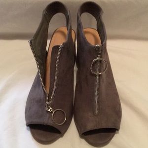 MUST GO PRICING Simply Be Gray Sling Back Block Heel Peep Toe Ankle Booties 8XW